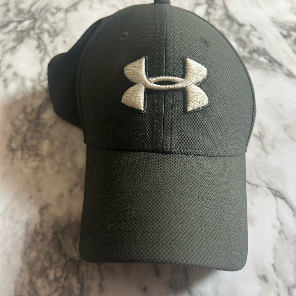 Under Armour Blitzing M/L flexfit hat. Worn handfull of times. Practicall new.